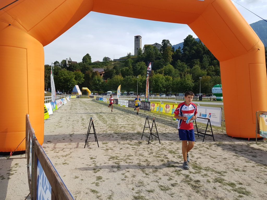 Un giovane atleta besanese all'arrivo della sprint di Feltre